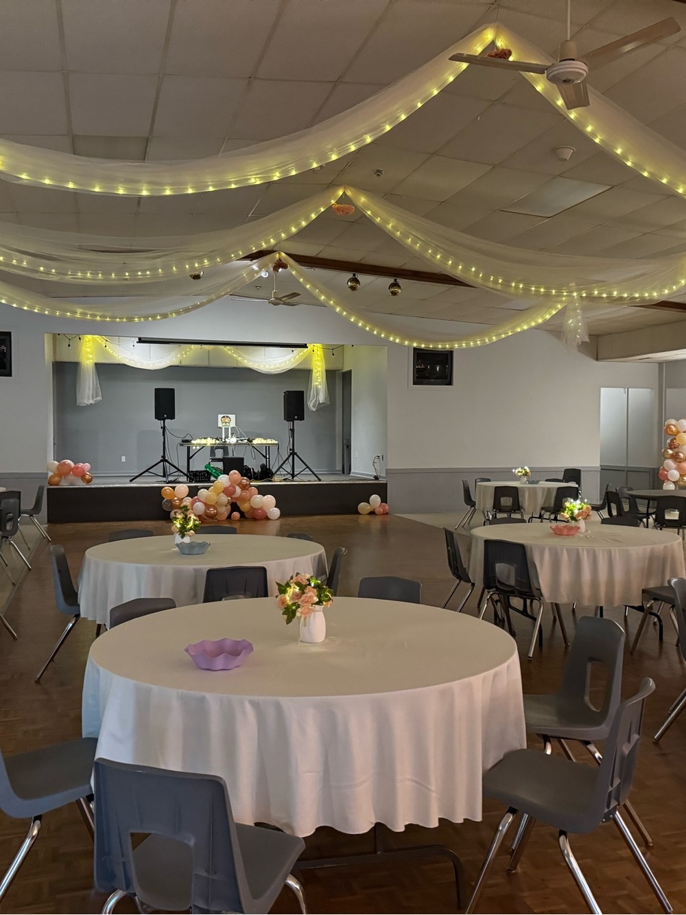 Set of 12 cream round tablecloths 90” wedding stag and doe party polyester